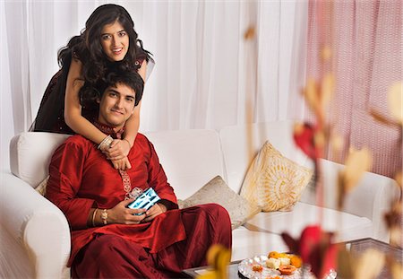 Man with his sister at Raksha Bandhan Foto de stock - Sin royalties Premium, Código: 630-07071729