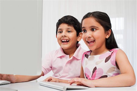 simsearch:630-07071840,k - Children using a computer Stock Photo - Premium Royalty-Free, Code: 630-07071745