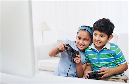 simsearch:630-03481870,k - Children playing video game Foto de stock - Sin royalties Premium, Código: 630-07071764