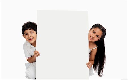 Children holding a blank placard Foto de stock - Sin royalties Premium, Código: 630-07071806