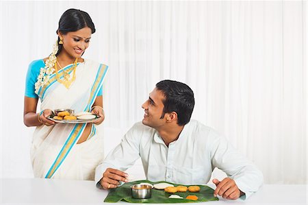 South Indian woman serving food to her husband Foto de stock - Sin royalties Premium, Código: 630-07071887