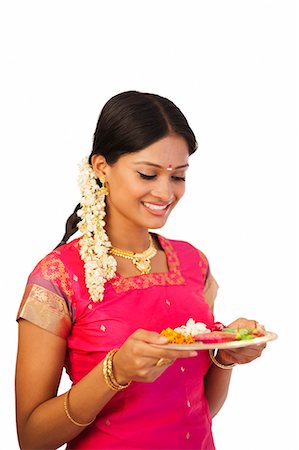 simsearch:630-07071914,k - South Indian woman holding a puja thali at Onam Photographie de stock - Premium Libres de Droits, Code: 630-07071914