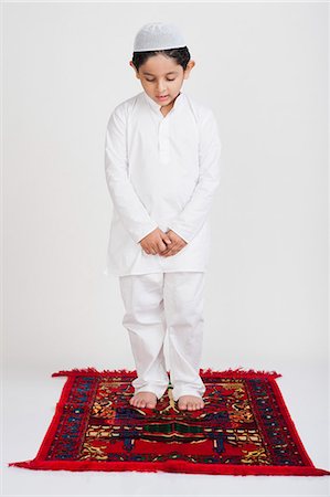 simsearch:640-03265441,k - Muslim boy praying Foto de stock - Sin royalties Premium, Código: 630-07071920