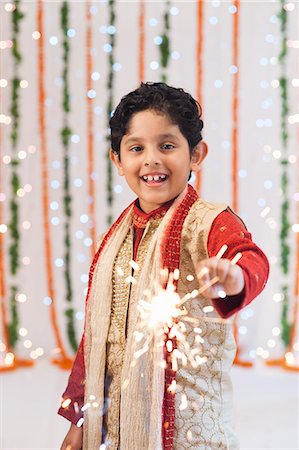 Boy burning fire crackers on Diwali Photographie de stock - Premium Libres de Droits, Code: 630-07071948