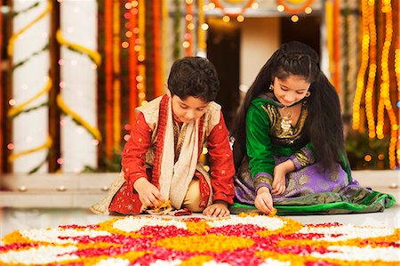 deepawali celebration girls - Children making rangoli on Diwali Foto de stock - Sin royalties Premium, Código: 630-07071940