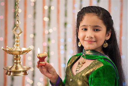 Girl burning oil lamps on Diwali Foto de stock - Sin royalties Premium, Código: 630-07071950