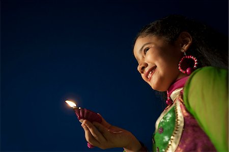 Girl holding an oil lamp on Diwali Photographie de stock - Premium Libres de Droits, Code: 630-07071965