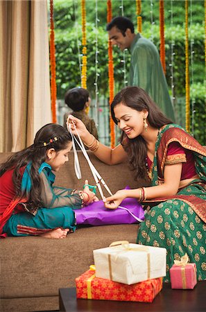 parents couple indian - Family preparing for Diwali Foto de stock - Sin royalties Premium, Código: 630-07071997