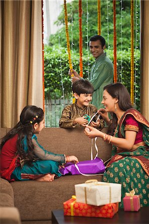 Family preparing for Diwali Foto de stock - Sin royalties Premium, Código: 630-07071998