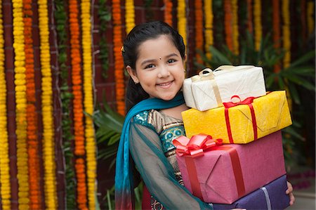 simsearch:630-07071961,k - Girl holding a stack of gifts on Diwali Foto de stock - Sin royalties Premium, Código: 630-07071999