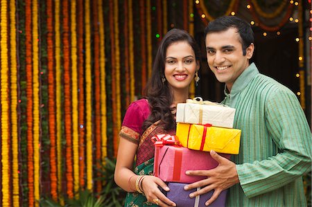sari - Couple holding a stack of gifts on Diwali Foto de stock - Sin royalties Premium, Código: 630-07072005