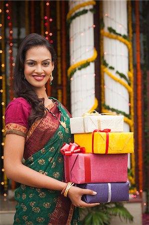 simsearch:630-07071961,k - Woman holding a stack of gifts on Diwali Foto de stock - Sin royalties Premium, Código: 630-07072002