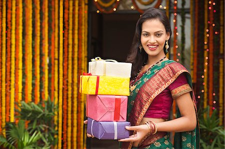simsearch:630-07071914,k - Woman holding a stack of gifts on Diwali Photographie de stock - Premium Libres de Droits, Code: 630-07072003