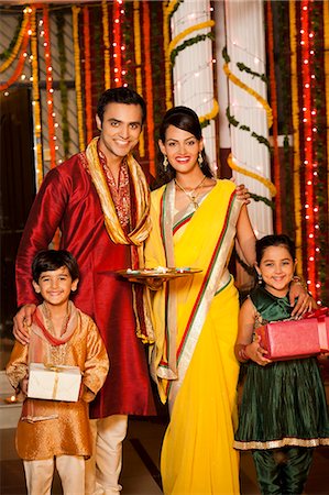 parents couple indian - Family holding gifts on Diwali Foto de stock - Sin royalties Premium, Código: 630-07072018