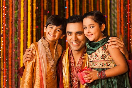 Man hugging his children on Diwali Stock Photo - Premium Royalty-Free, Code: 630-07072021