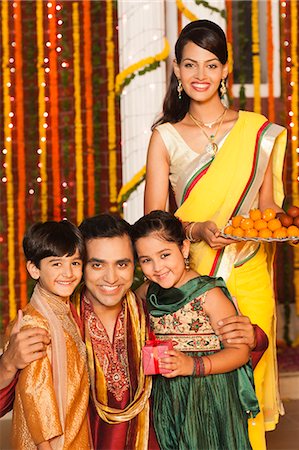 parents couple indian - Family celebrating Diwali Foto de stock - Sin royalties Premium, Código: 630-07072022