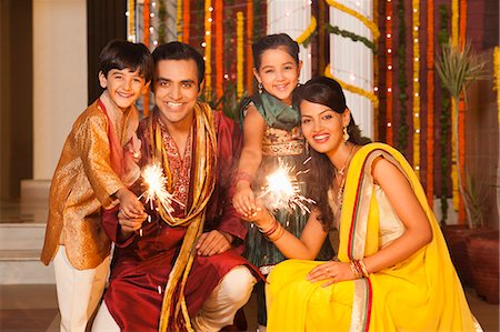 family holiday celebration - Family burning fire crackers on Diwali Photographie de stock - Premium Libres de Droits, Code: 630-07072023