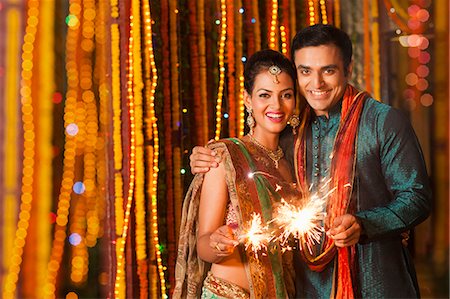 Couple burning fire crackers on Diwali Foto de stock - Sin royalties Premium, Código: 630-07072034