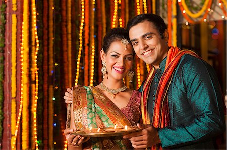 Couple holding a plate of oil lamps on Diwali Foto de stock - Sin royalties Premium, Código: 630-07072031