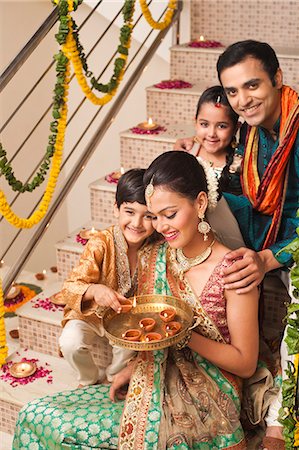 parents couple indian - Family decorating with oil lamps on Diwali Foto de stock - Sin royalties Premium, Código: 630-07072048