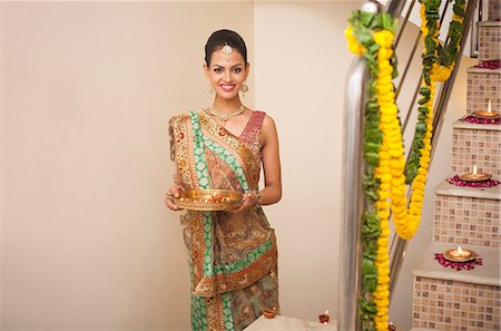 Woman decorating with oil lamps on Diwali Foto de stock - Royalty Free Premium, Número: 630-07072041