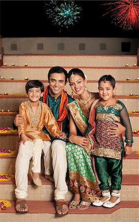 sari - Family celebrating Diwali Foto de stock - Sin royalties Premium, Código: 630-07072053
