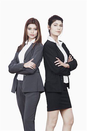 simsearch:640-03257327,k - Portrait de deux femmes d'affaires permanent avec leurs bras croisés Photographie de stock - Premium Libres de Droits, Code: 630-01075636