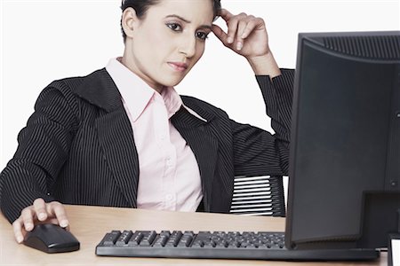 formal mouse computer - Gros plan d'une femme d'affaires assis devant un ordinateur Photographie de stock - Premium Libres de Droits, Code: 630-01075714