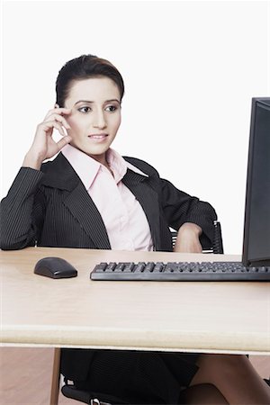 formal mouse computer - Businesswoman sitting in front of a computer Foto de stock - Sin royalties Premium, Código: 630-01075713