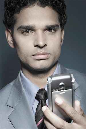 simsearch:630-01126975,k - Porträt eines Unternehmers mit einem Mobiltelefon Stockbilder - Premium RF Lizenzfrei, Bildnummer: 630-01075997