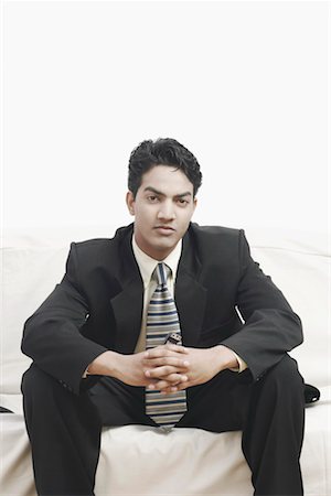 simsearch:630-01126975,k - Porträt eines Kaufmanns sitzen auf einem Sofa mit einem Mobiltelefon Stockbilder - Premium RF Lizenzfrei, Bildnummer: 630-01076040