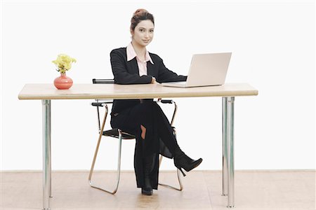 Portrait of a businesswoman sitting in an office with her legs crossed Foto de stock - Sin royalties Premium, Código: 630-01076050