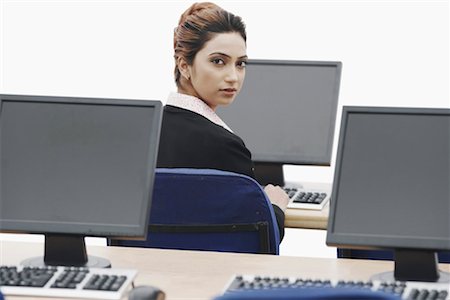 formal mouse computer - Portrait d'une femme d'affaires travaillant sur un ordinateur Photographie de stock - Premium Libres de Droits, Code: 630-01076069