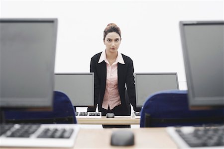 formal mouse computer - Portrait d'une femme d'affaires s'appuyant sur la table Photographie de stock - Premium Libres de Droits, Code: 630-01076081