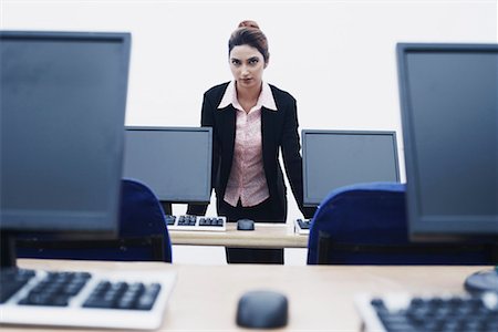 formal mouse computer - Portrait d'une femme d'affaires s'appuyant sur la table Photographie de stock - Premium Libres de Droits, Code: 630-01076083