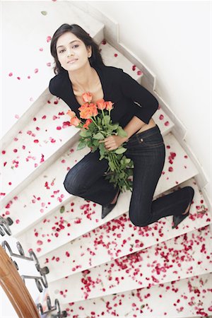 simsearch:630-01191733,k - Vue grand angle d'une jeune femme tenant un bouquet de fleurs Photographie de stock - Premium Libres de Droits, Code: 630-01076518
