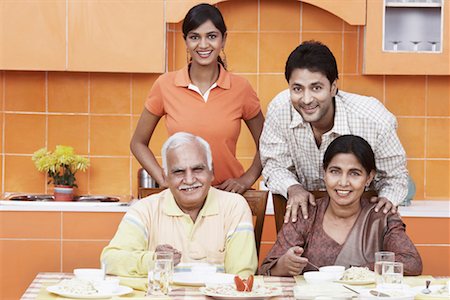 simsearch:630-01076842,k - Portrait of a mature couple and their two children at the dinning table Foto de stock - Royalty Free Premium, Número: 630-01076554