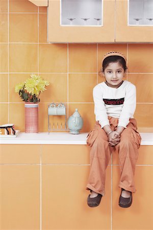 pantalón de sudadera - Portrait d'une jeune fille assise sur un comptoir de la cuisine Photographie de stock - Premium Libres de Droits, Code: 630-01076563