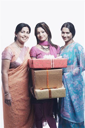 simsearch:630-01131008,k - Portrait of a young woman holding gifts standing with her mother and her sister Foto de stock - Sin royalties Premium, Código: 630-01076668