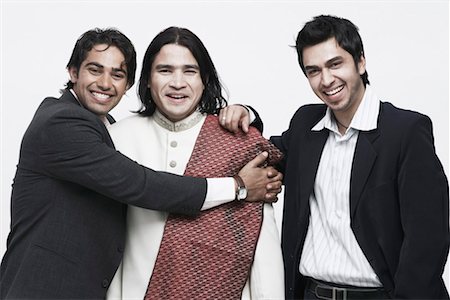simsearch:640-01354438,k - Portrait de trois jeunes hommes souriant Photographie de stock - Premium Libres de Droits, Code: 630-01076900