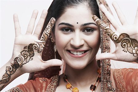 Portrait of a young woman with henna tattoo's on her hands Foto de stock - Sin royalties Premium, Código: 630-01076929