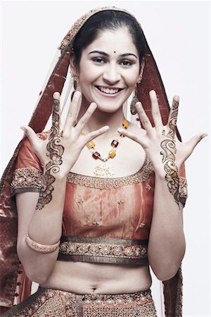 Portrait of a young woman with henna tattoo's on her hands Foto de stock - Sin royalties Premium, Código: 630-01076942