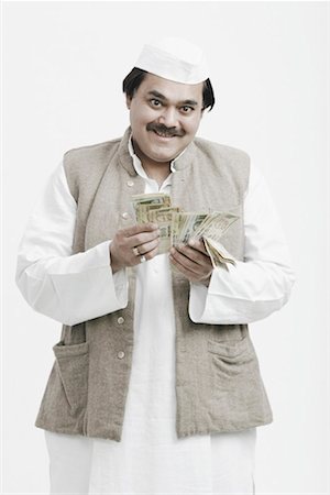 damaliscus korrigum - Portrait d'un politicien mâle comptage monnaie indienne Photographie de stock - Premium Libres de Droits, Code: 630-01077105