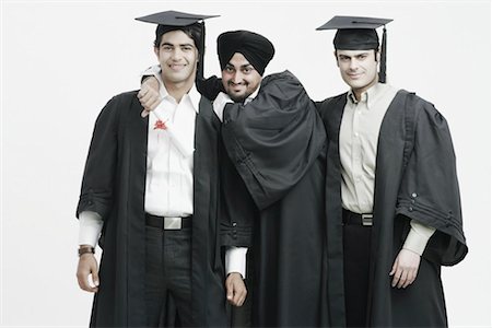 simsearch:630-01077110,k - Portrait of three male graduates smiling Foto de stock - Sin royalties Premium, Código: 630-01077115