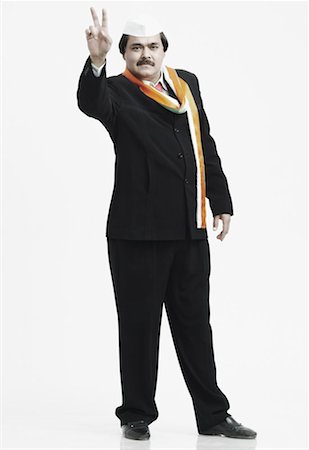 damaliscus korrigum - Portrait d'un homme d'âge mûr montrant un signe de paix Photographie de stock - Premium Libres de Droits, Code: 630-01077119