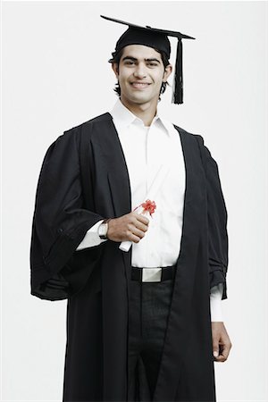 simsearch:630-01077110,k - Portrait of a male graduate holding a diploma Foto de stock - Sin royalties Premium, Código: 630-01077111