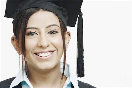 simsearch:630-02220989,k - Portrait of a female graduate smiling Foto de stock - Sin royalties Premium, Código: 630-01077152