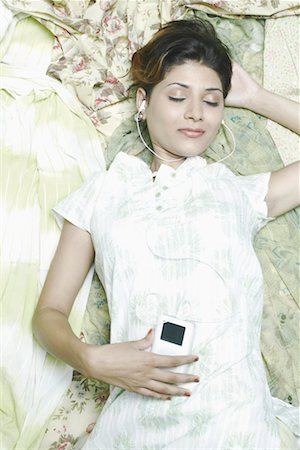 simsearch:630-01130027,k - High angle view of a young woman listening to an MP3 player Stock Photo - Premium Royalty-Free, Code: 630-01077539