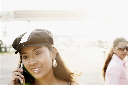 simsearch:630-01130881,k - Close-up of a young woman talking on a mobile phone Foto de stock - Sin royalties Premium, Código: 630-01077727