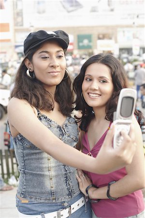 simsearch:630-01078755,k - Close-up of two young women taking a photograph of themselves Fotografie stock - Premium Royalty-Free, Codice: 630-01077755